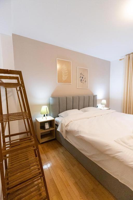 Light-2 Lovely Apartment In Tirana Buitenkant foto